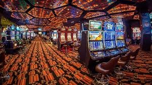 Pengguna bermain hiburan slot dan casino melalui perangkat mobile dengan layar responsif dan jernih